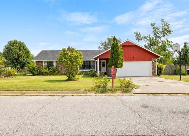 Property at 1725 15th St, Rogers, AR 72758, 3 beds, 2 baths