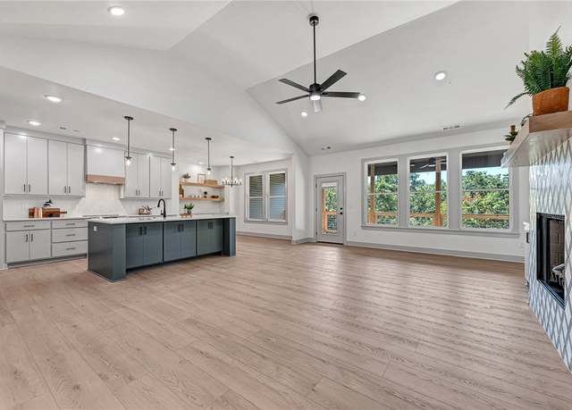 Property at 35 S Cheshnut Dr, Bella Vista, AR 72714, 3 beds, 2.5 baths