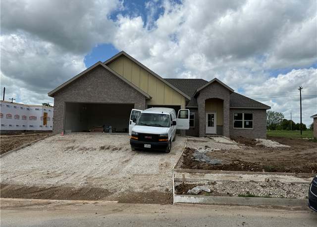 Property at 52 W Gilpin St, Farmington, AR 72730, 3 beds, 2 baths