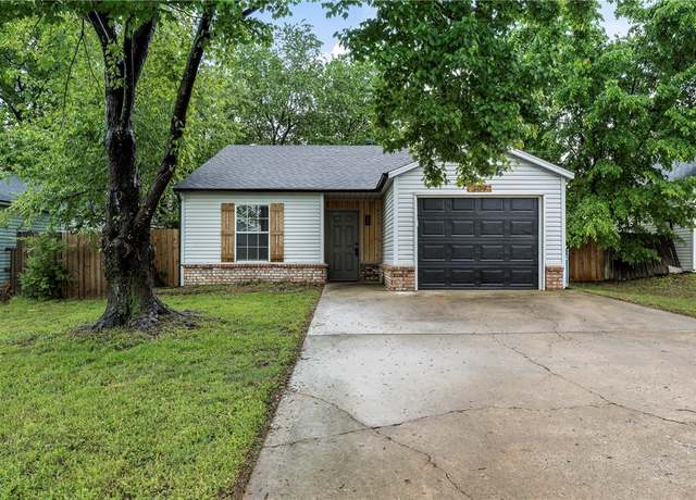 Property at 309 Parkcrest Dr, Bentonville, AR 72712, 2 beds, 1 bath