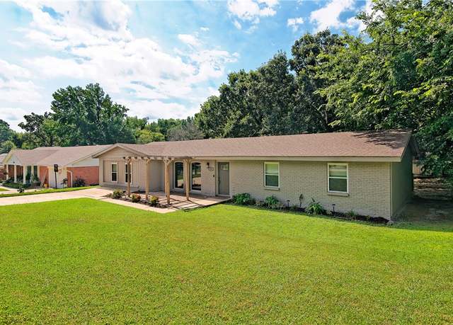 Property at 945 E Elm St, Fayetteville, AR 72703, 4 beds, 2 baths
