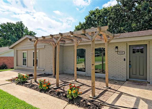 Property at 945 E Elm St, Fayetteville, AR 72703, 4 beds, 2 baths