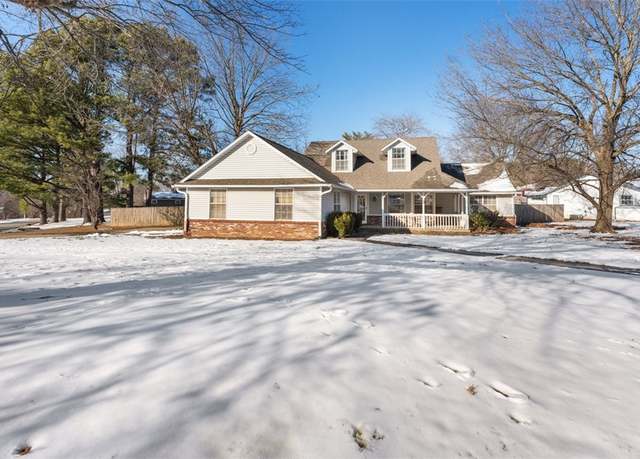 Property at 2 E 28th Cir, Fayetteville, AR 72701, 3 beds, 2.5 baths