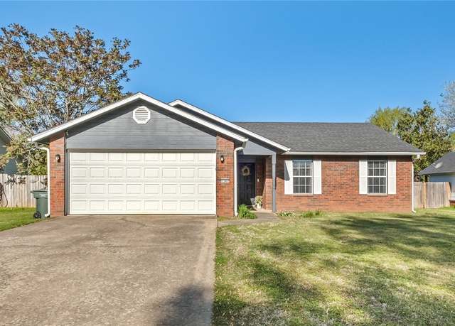 Property at 1347 Fieldstone Ave, Fayetteville, AR 72704, 3 beds, 2 baths