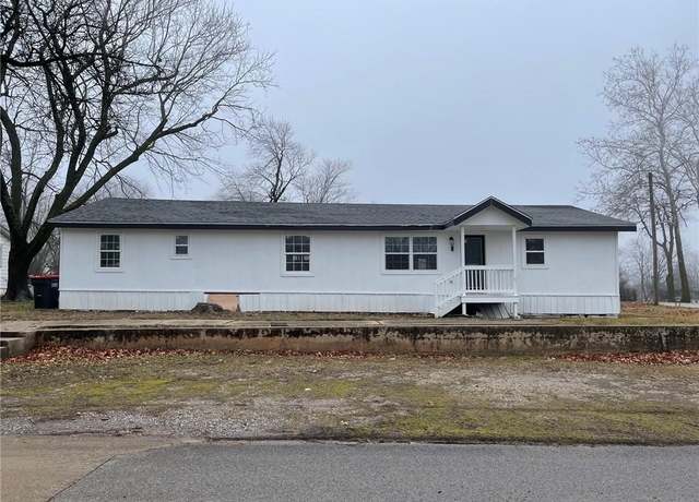 Property at 108 N Main Ave, Lincoln, AR 72744, 3 beds, 2 baths
