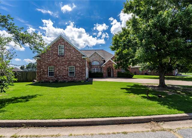 Property at 2370 Montclair Ave, Siloam Springs, AR 72761, 3 beds, 2 baths