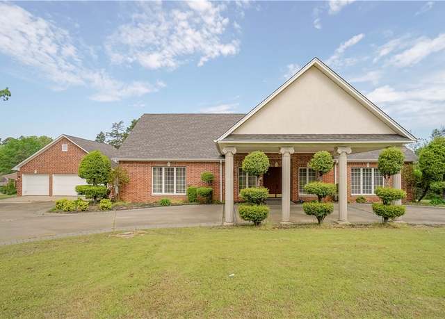 Property at 404 Mountain View Ct, Russellville, AR 72802, 3 beds, 2.5 baths