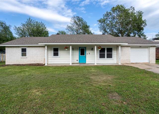 Property at 1205 Jo Lynn St, Siloam Springs, AR 72761, 3 beds, 1.5 baths