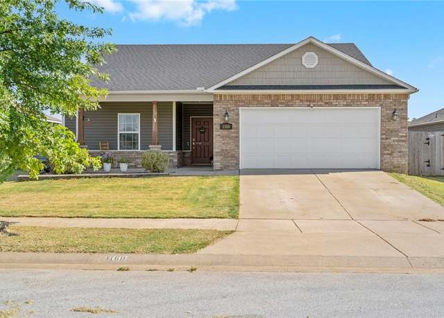 Property at 1160 S Springfield Dr, Fayetteville, AR 72704, 3 beds, 2 baths