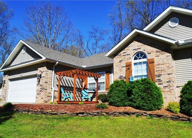 Property at 82 Rillington Dr, Bella Vista, AR 72714, 3 beds, 2 baths