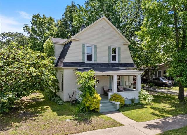 Property at 411 N Broadway St, Siloam Springs, AR 72761, 3 beds, 1.5 baths