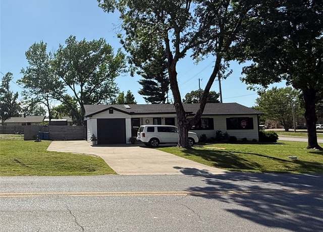 Property at 1197 Bella Vista Rd, Bentonville, AR 72712, 3 beds, 2.5 baths