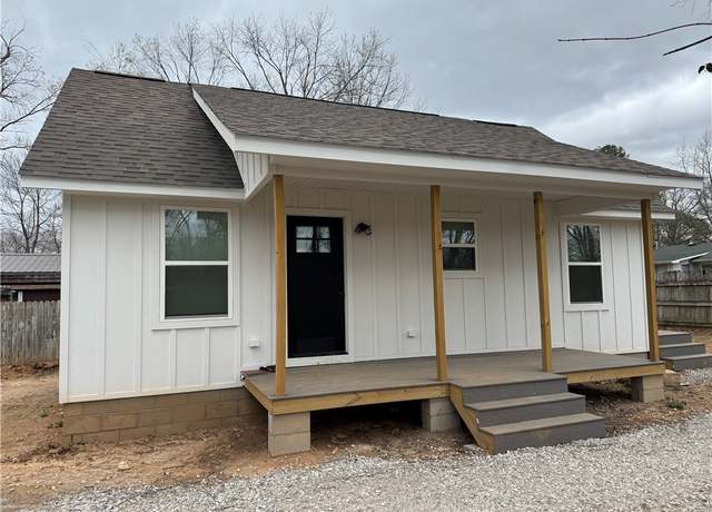 Property at 313 Douglas St, Berryville, AR 72616, 2 beds, 1 bath