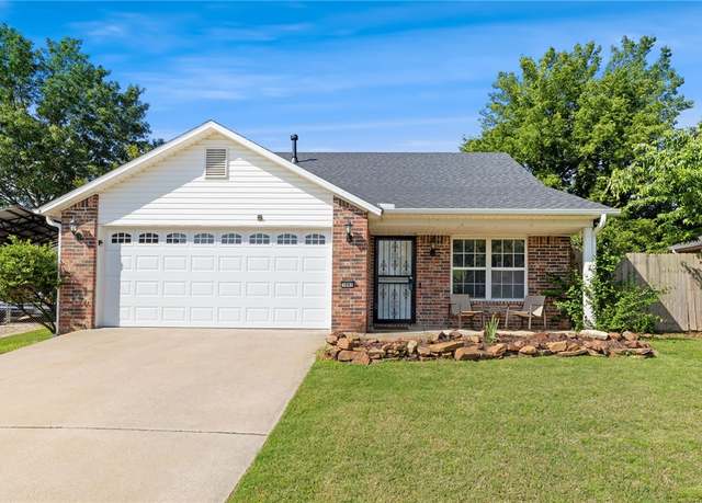 Property at 1043 S Regency Dr, Fayetteville, AR 72701, 3 beds, 2 baths