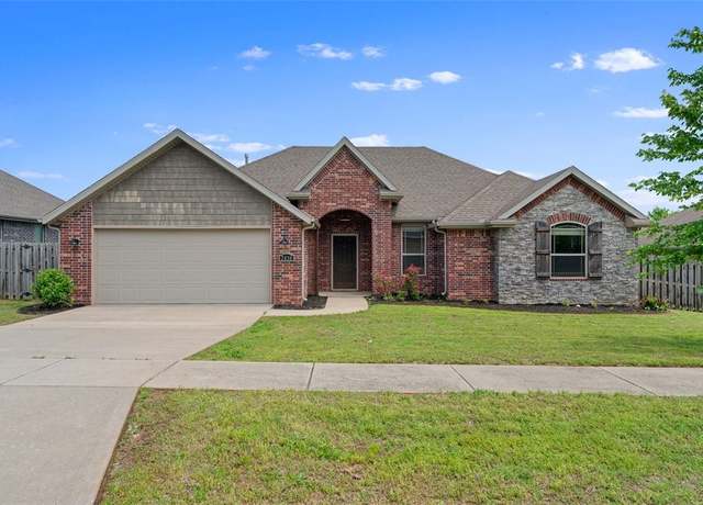 Property at 2838 N Seneca Ave, Fayetteville, AR 72704, 3 beds, 2 baths