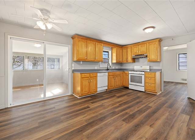 Property at 15 White St, Eureka Springs, AR 72632, 3 beds, 1 bath