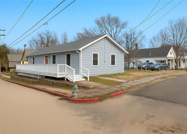 Property at 15 White St, Eureka Springs, AR 72632, 3 beds, 1 bath