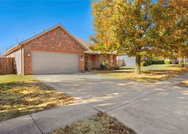 Property at 2599 N Shadow Crest Dr, Fayetteville, AR 72704, 3 beds, 2 baths