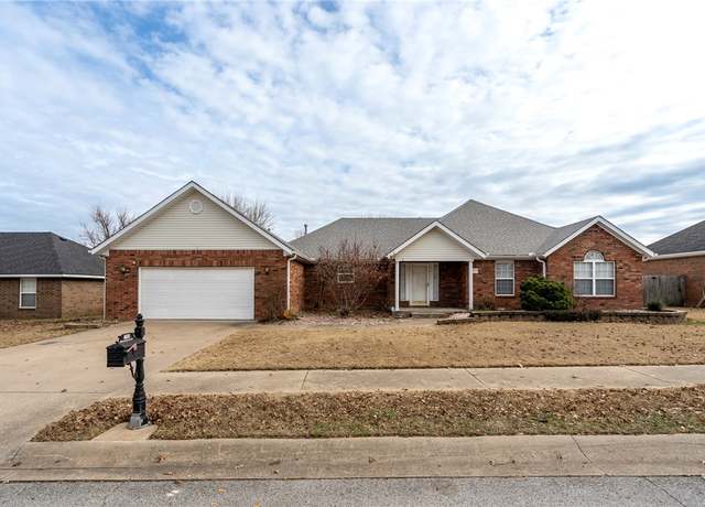 Property at 2309 S Washington St, Siloam Springs, AR 72761, 3 beds, 2 baths