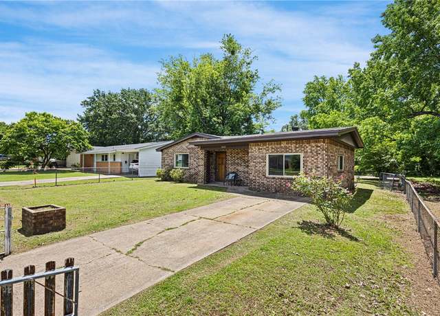 Property at 1002 E F St, Russellville, AR 72801, 3 beds, 2 baths