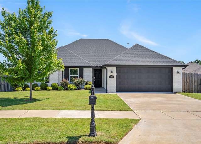 Property at 1426 N Pershing St, Fayetteville, AR 72704, 3 beds, 2 baths
