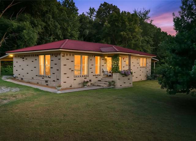 Property at 451 W Horn St, Fayetteville, AR 72701, 3 beds, 2 baths