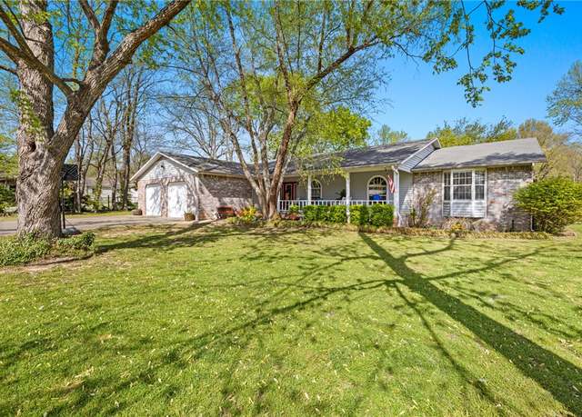 Property at 107 Ozark St, Prairie Grove, AR 72753, 4 beds, 3 baths