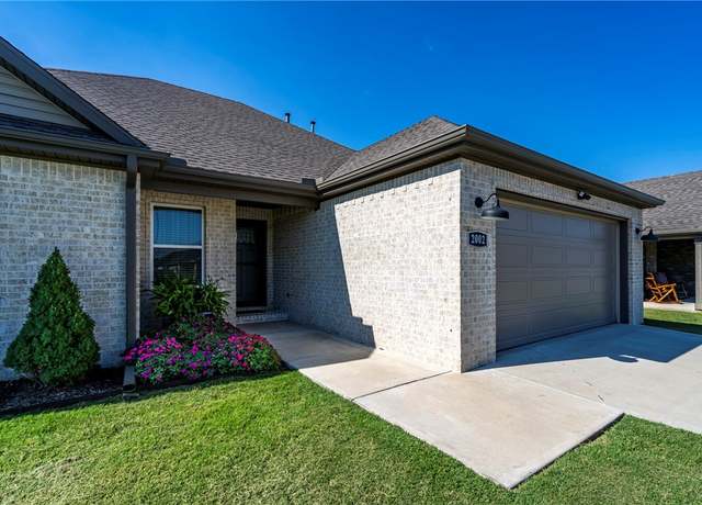 Property at 2002 E Hudson Dr, Siloam Springs, AR 72761, 3 beds, 2 baths