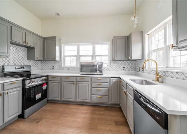 Property at 501 SW 2nd Ave, Gravette, AR 72736, 3 beds, 2.5 baths