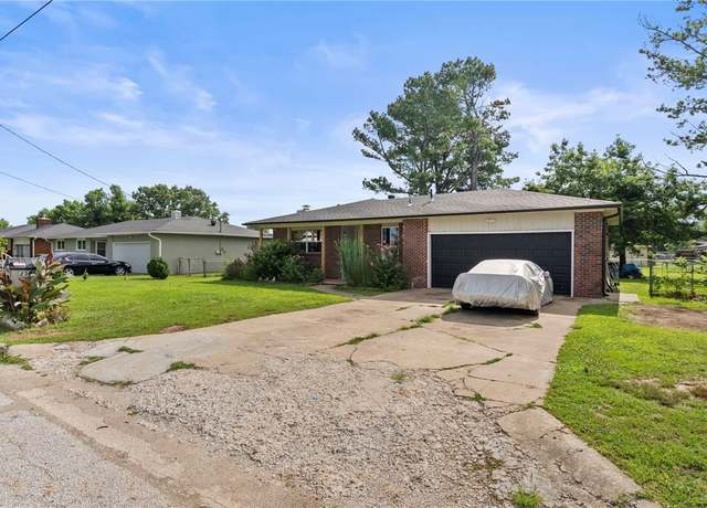 Property at 2305 S 16th St, Rogers, AR 72758, 4 beds, 2 baths