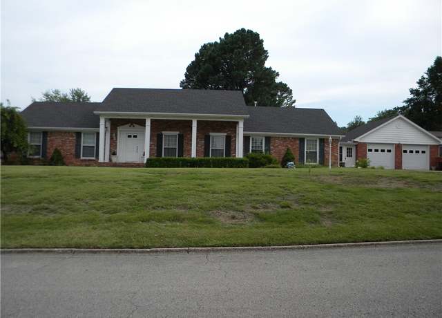Property at 1409 Oaks Manor Dr, Fayetteville, AR 72703, 4 beds, 3 baths