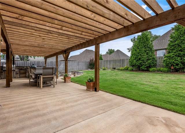 Property at 5503 S Turnberry Rd, Rogers, AR 72758, 4 beds, 2.5 baths