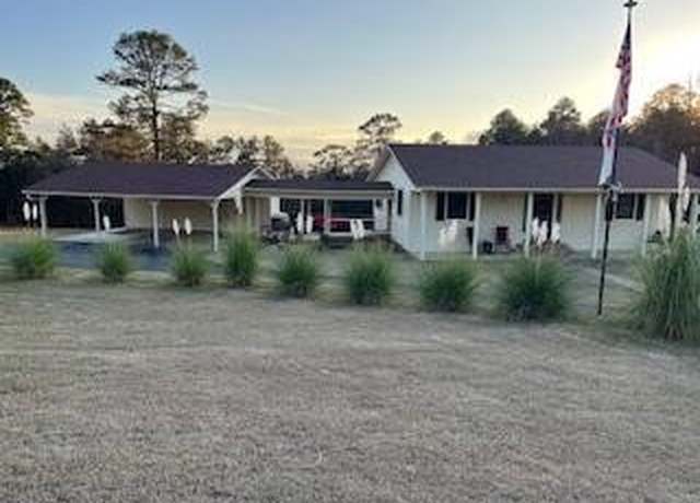 Property at 2402 Skyline Dr, Russellville, AR 72802, 4 beds, 2 baths