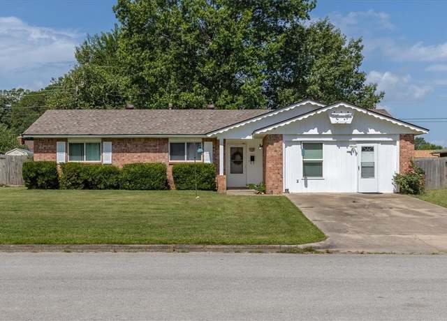 Property at 516 Maria St, Springdale, AR 72762, 4 beds, 2 baths