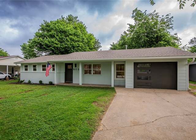 Property at 6 Poplar St, Fayetteville, AR 72703, 3 beds, 2 baths