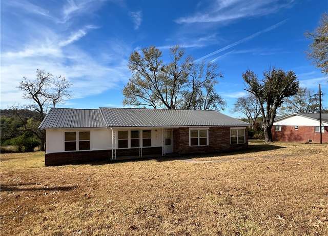 Property at 402 Parrott Dr, Huntsville, AR 72740, 3 beds, 2 baths