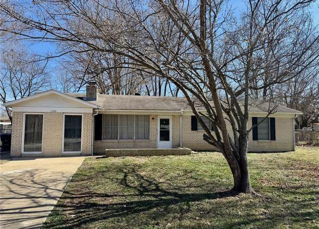 Property at 1060 S Baldwin Ave, Fayetteville, AR 72701, 3 beds, 1.5 baths