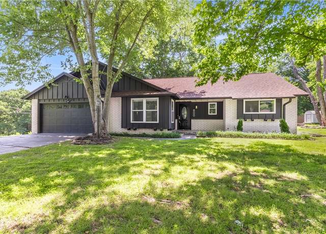 Property at 800 Summit Dr, Rogers, AR 72756, 3 beds, 2 baths