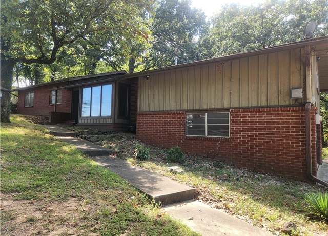 Property at 725 Montgomery St, Clarksville, AR 72830, 4 beds, 2 baths