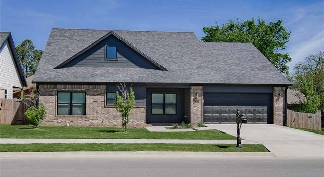 Photo of 310 W Kinniburgh Dr, Farmington, AR 72730