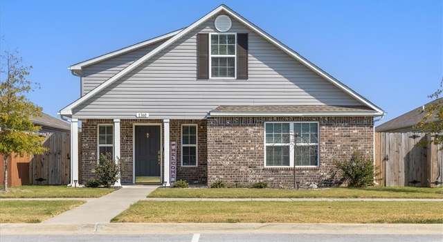 Photo of 1360 S Morningside Dr, Fayetteville, AR 72701