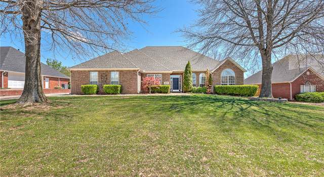 Photo of 2074 N Hartford Dr, Fayetteville, AR 72701