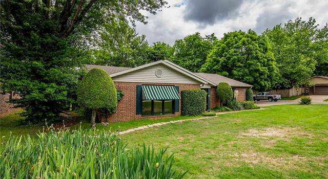 Photo of 3195 N Butternut Dr, Fayetteville, AR 72703