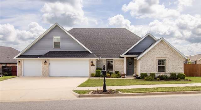 Photo of 2305 N Carl St, Siloam Springs, AR 72761
