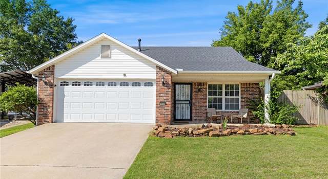 Photo of 1043 S Regency Dr, Fayetteville, AR 72701