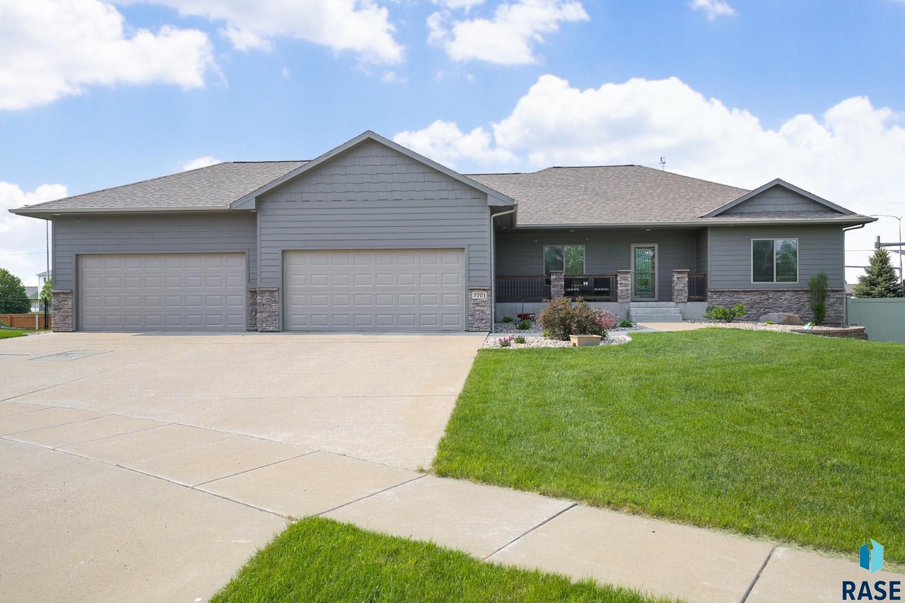 3701 E Wakefield Cir, Sioux Falls, SD 57103 | MLS# 22303121 | Redfin