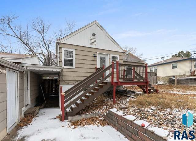 Property at 2720 S Summit Ave, Sioux Falls, SD 57105, 5 beds, 2 baths