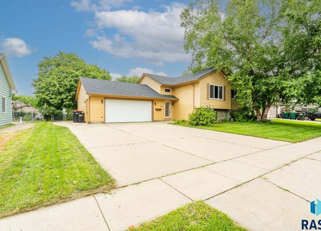 Property at 316 W Evergreen Dr, Brandon, SD 57005, 3 beds, 2 baths