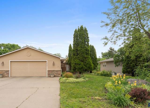 Property at 2704 S Western Ave, Sioux Falls, SD 57105, 3 beds, 2 baths
