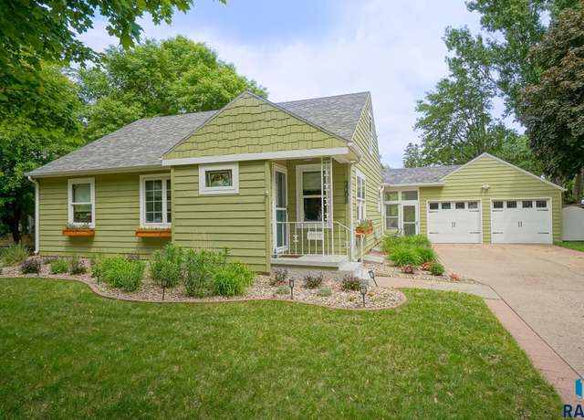 Property at 2208 W 22nd St, Sioux Falls, SD 57105, 5 beds, 2 baths